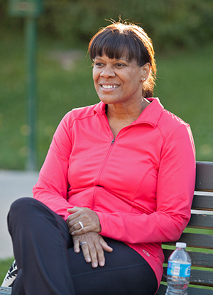Una mujer sentada en un banco en el parque.