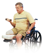 Hombre con una pierna amputada en silla de ruedas haciendo ejercicios con una mancuerna.