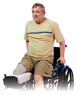 Hombre con una pierna amputada en silla de ruedas haciendo flexiones sentado.