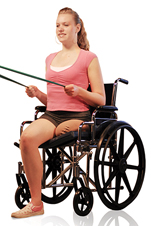 Mujer con una pierna amputada sentada en una silla de ruedas haciendo ejercicios de estiramiento sujetando una banda de resistencia con las dos manos.