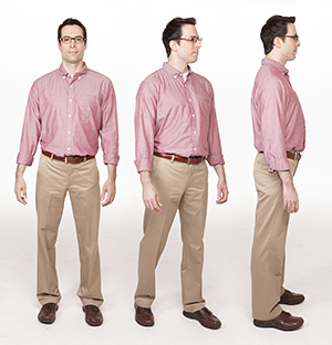 Tres imágenes que muestren un hombre dando pequeños pasos para girar el cuerpo.