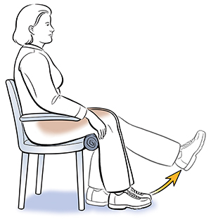 Vista lateral de una mujer sentada haciendo ejercicios de flexión de rodilla.