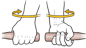 Primer plano de una mano que sostiene el extremo del mango de un martillo con la palma hacia arriba. Una flecha muestra la mano que rota la palma hacia abajo.