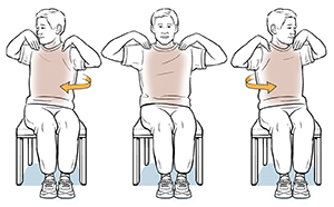 Hombre sentado en una silla haciendo el ejercicio de giro del cuerpo.