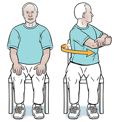 Hombre sentado en una silla con las manos apoyadas en las rodillas. Hombre sentado en una silla realizando el ejercicio de rotación sentada.