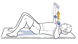 Hombre acostado boca arriba haciendo ejercicios de pecho con mancuernas.