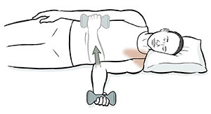Hombre acostado de lado haciendo un ejercicio de rotación interna del hombro con una mancuerna.
