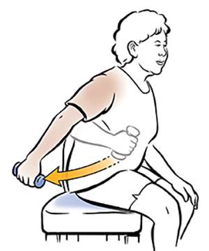 Mujer sentada haciendo flexiones de tríceps con mancuerna.