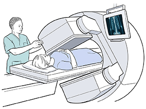 Mujer acostada en una camilla debajo de un escáner. Hay un proveedor de atención médica acomodando el escáner.
