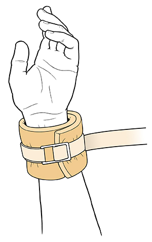 Primer plano de un antebrazo y una mano con una banda de sujeción en la muñeca.