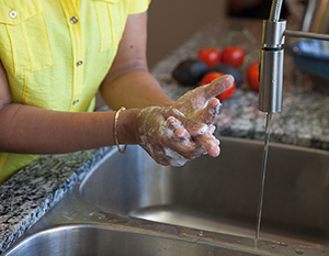 Primer plano del lavado de manos con agua y jabón.