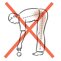 Vista lateral de un hombre inclinándose para levantar una pelota: la línea punteada muestra que la cabeza está por debajo de las caderas. La X roja indica que esto no debe hacerse.