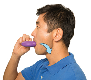 Hombre que usa un inhalador de polvo seco.