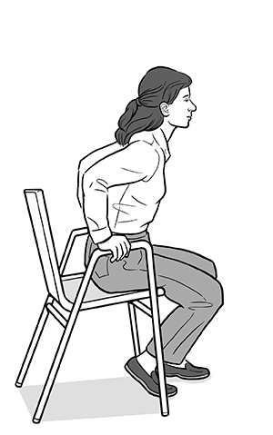 Mujer sosteniéndose de los apoyabrazos de una silla con la espalda recta mientras se sienta.
