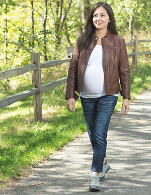 Mujer embarazada caminando al aire libre.