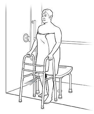 Mujer entrando a la ducha con un andador. La flecha muestra cómo mover la pierna hacia atrás contra el borde de la silla de ducha.